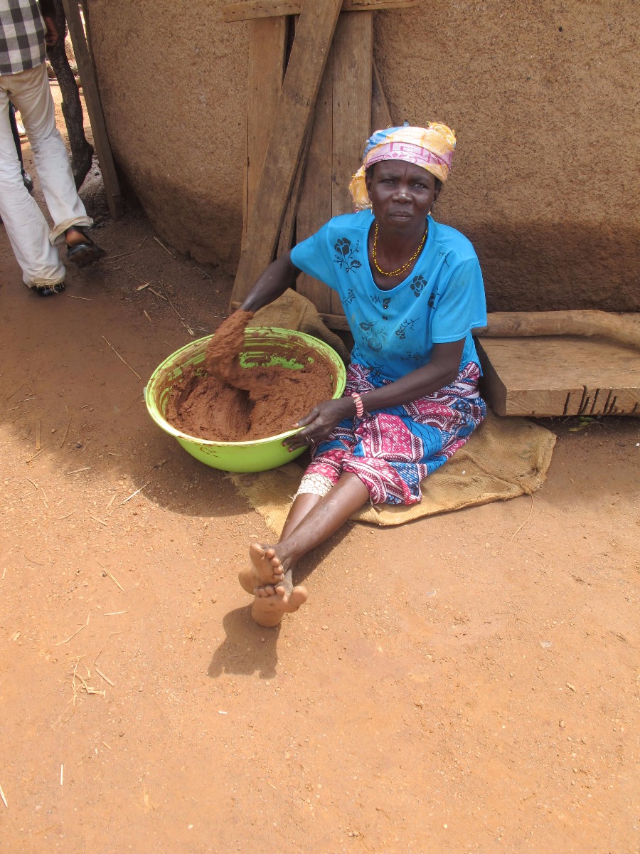 Frau beim der Shea Butter Herstellung 